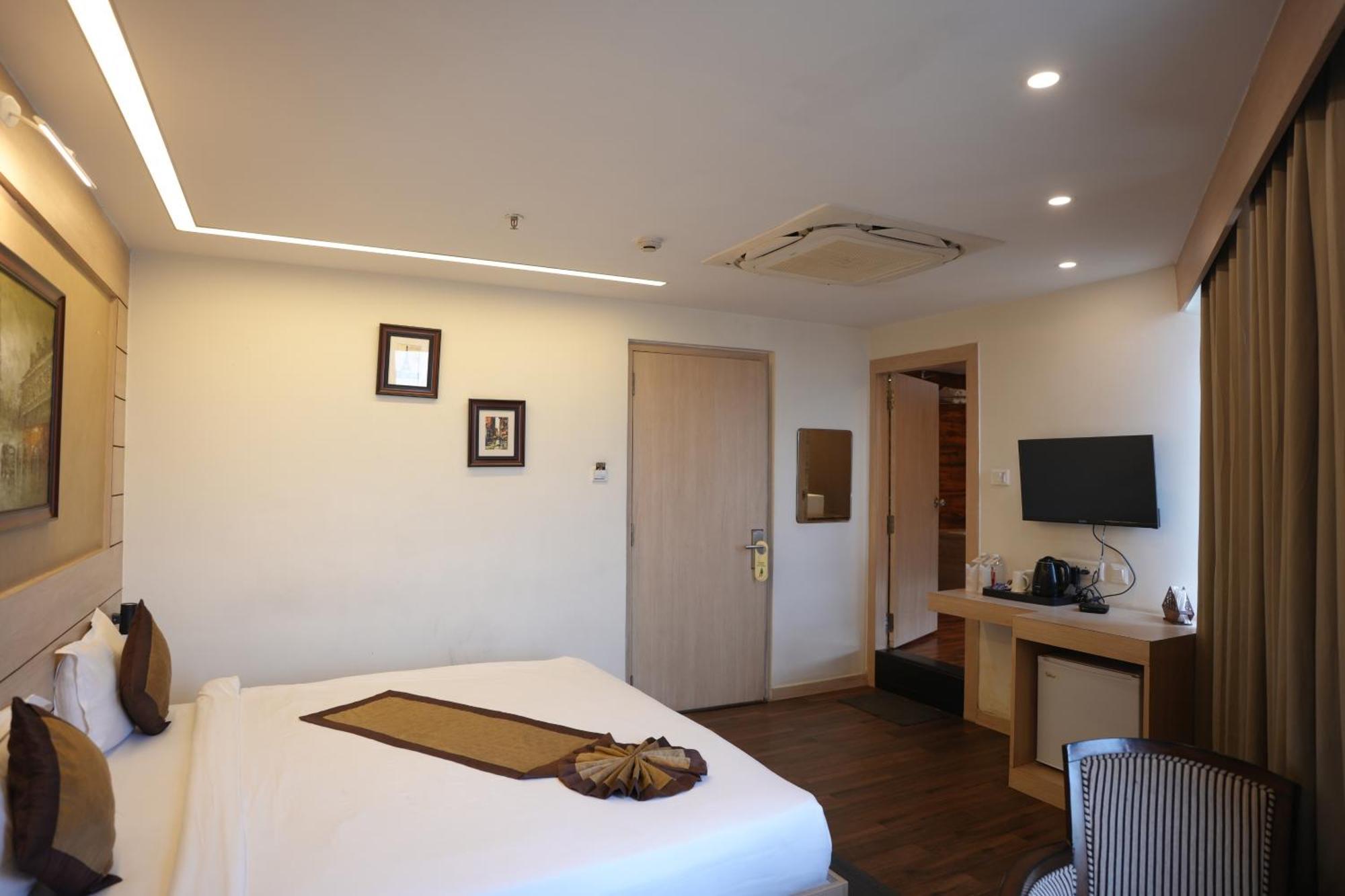 Hotel Silkhouse Premier Danapur Bagian luar foto