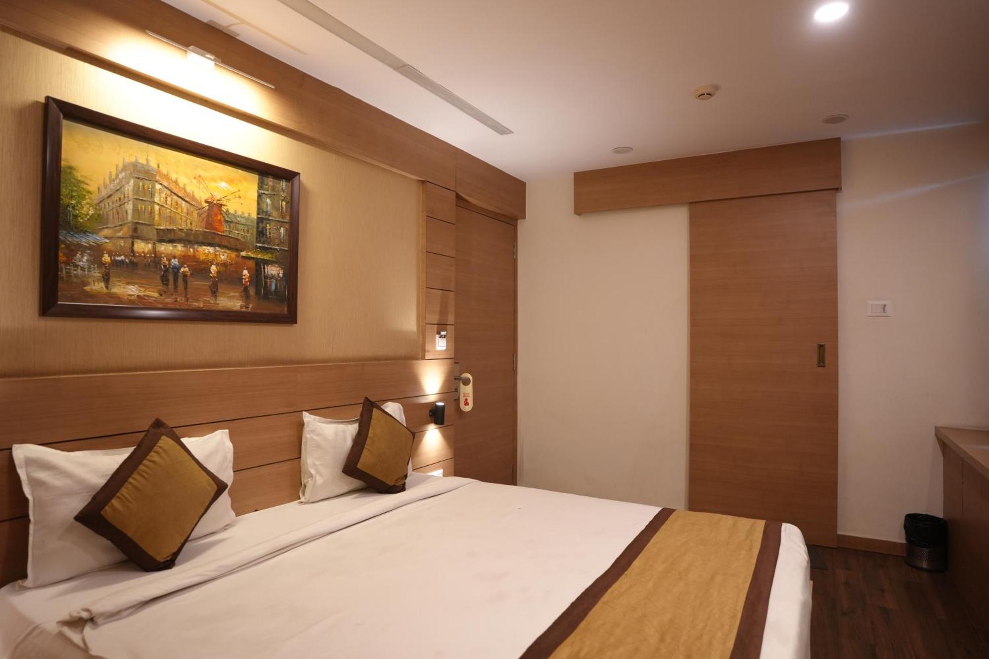 Hotel Silkhouse Premier Danapur Bagian luar foto