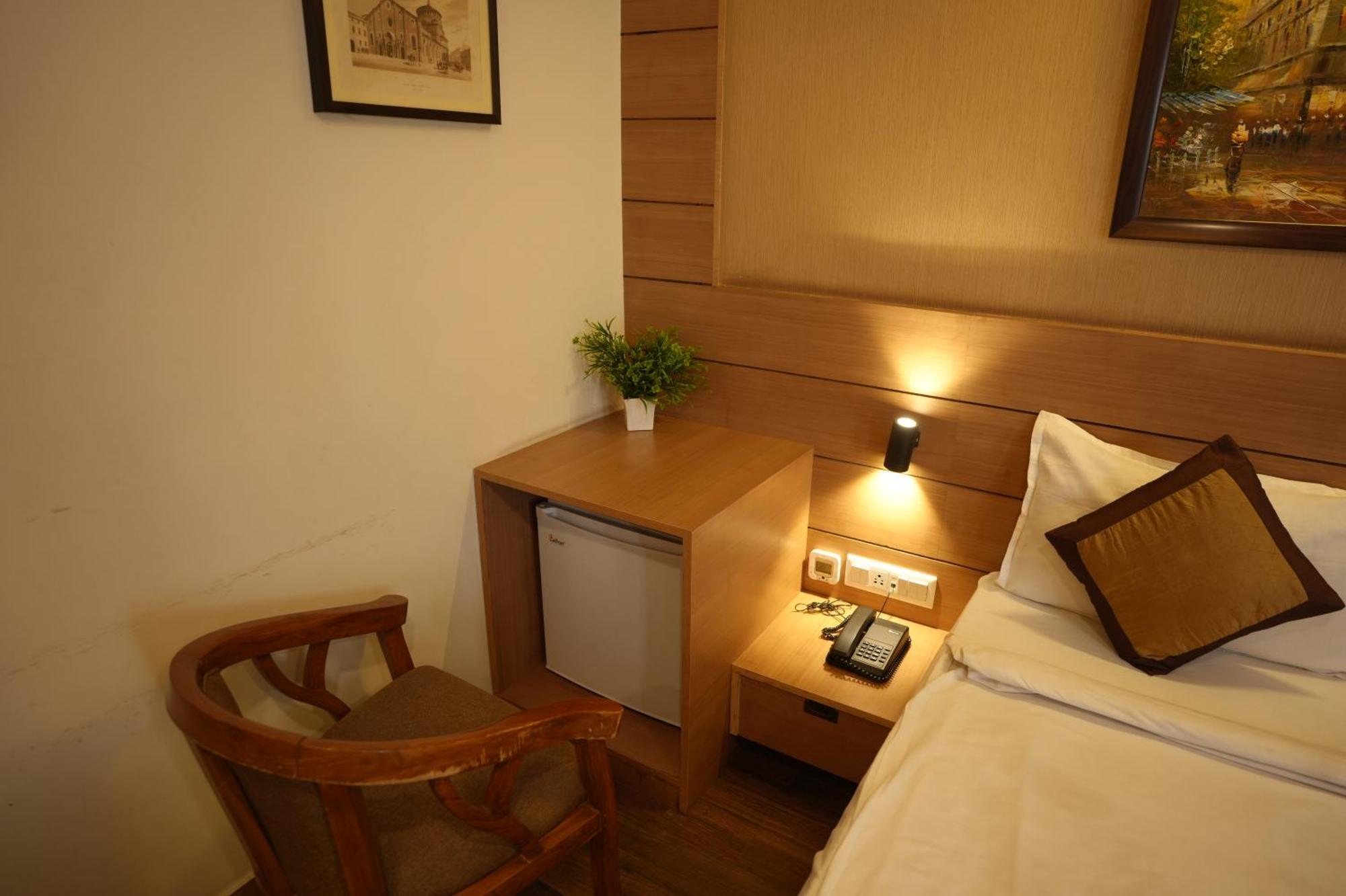 Hotel Silkhouse Premier Danapur Bagian luar foto