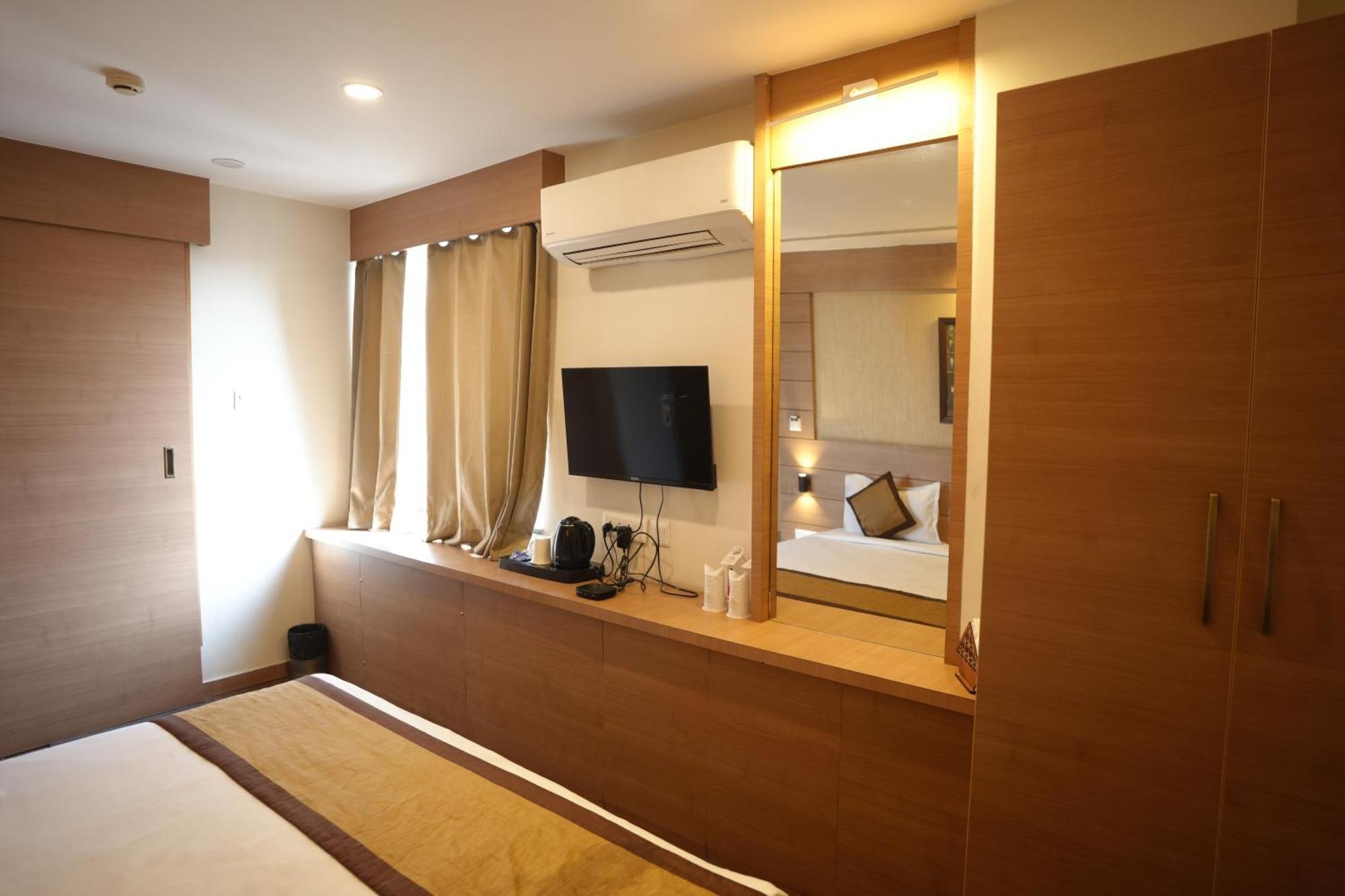 Hotel Silkhouse Premier Danapur Bagian luar foto