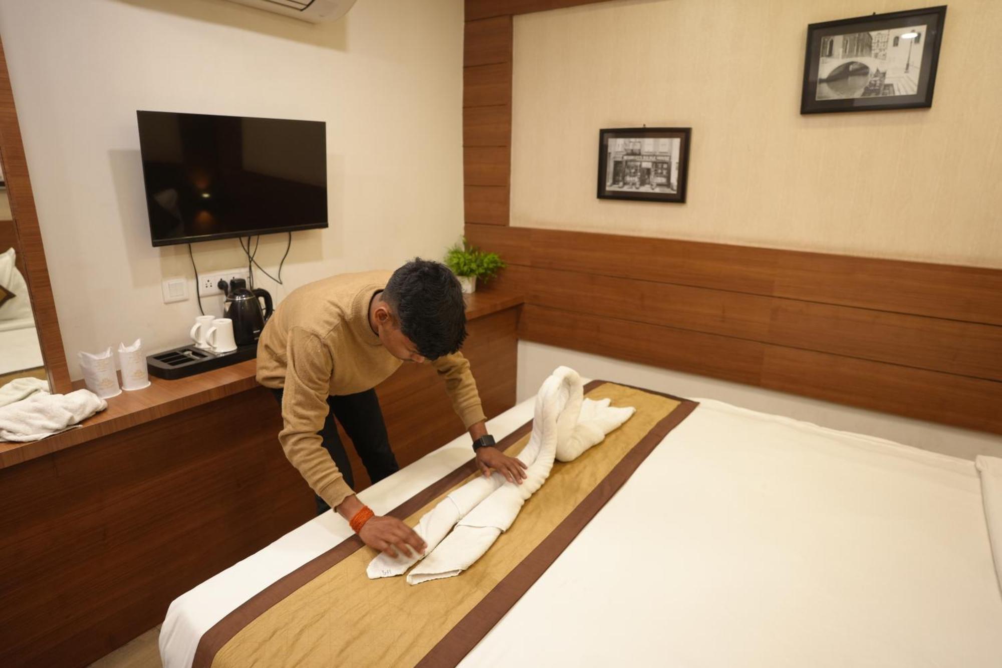 Hotel Silkhouse Premier Danapur Bagian luar foto