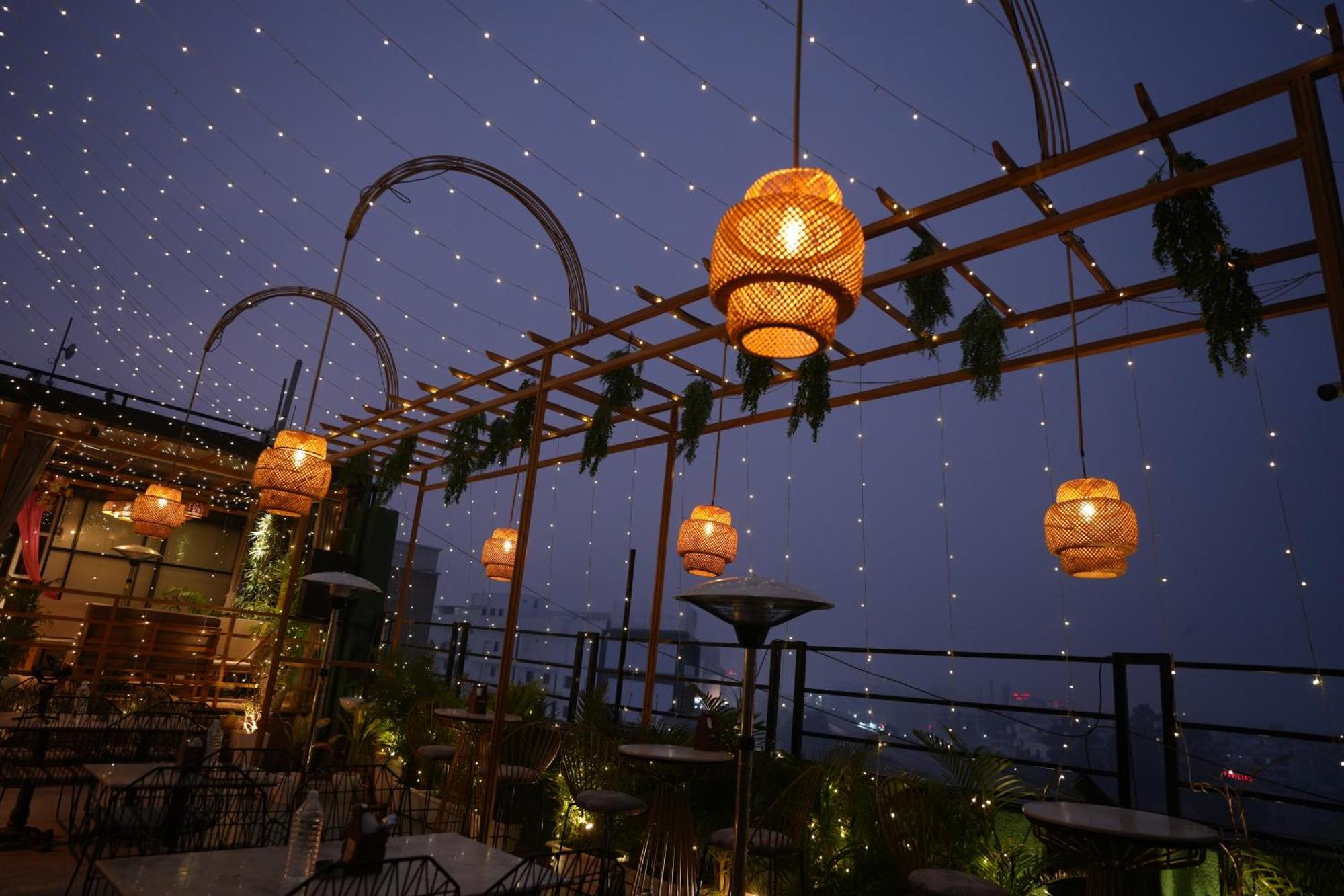 Hotel Silkhouse Premier Danapur Bagian luar foto