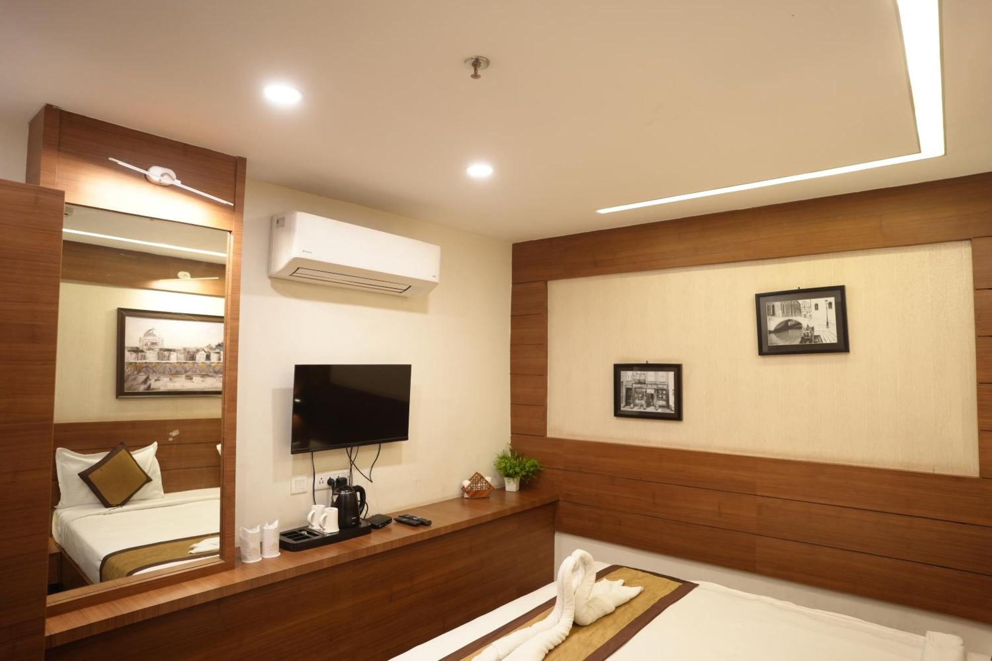 Hotel Silkhouse Premier Danapur Bagian luar foto