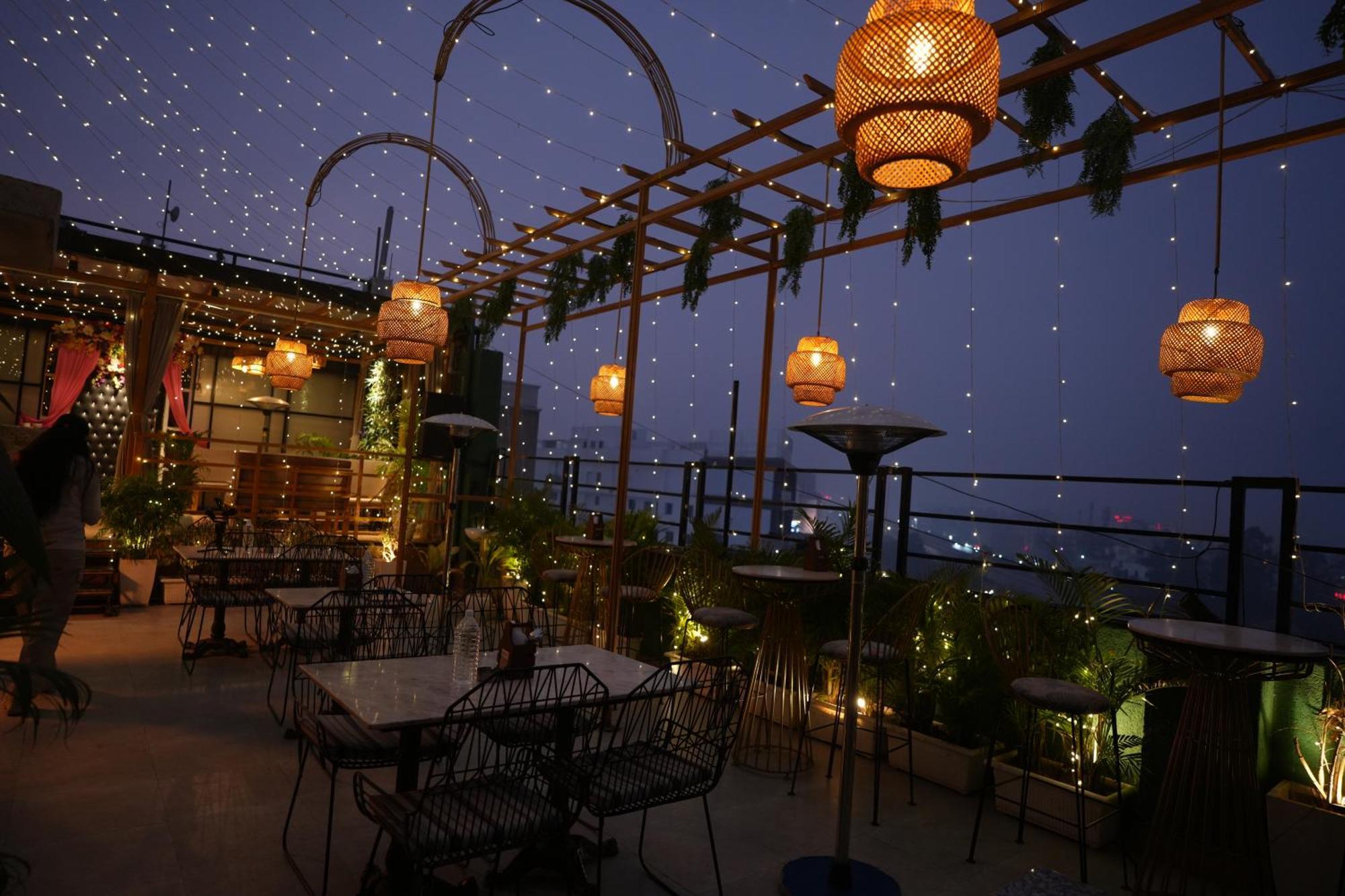 Hotel Silkhouse Premier Danapur Bagian luar foto