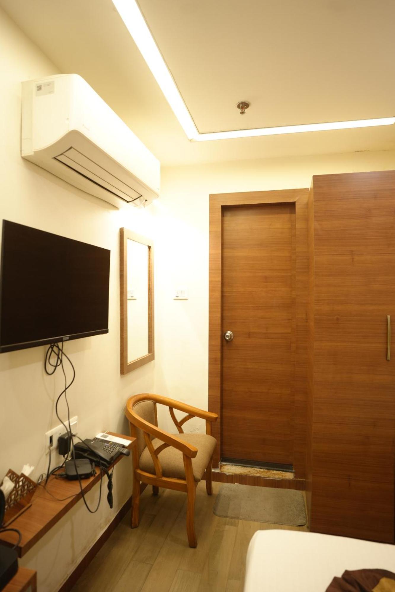 Hotel Silkhouse Premier Danapur Bagian luar foto