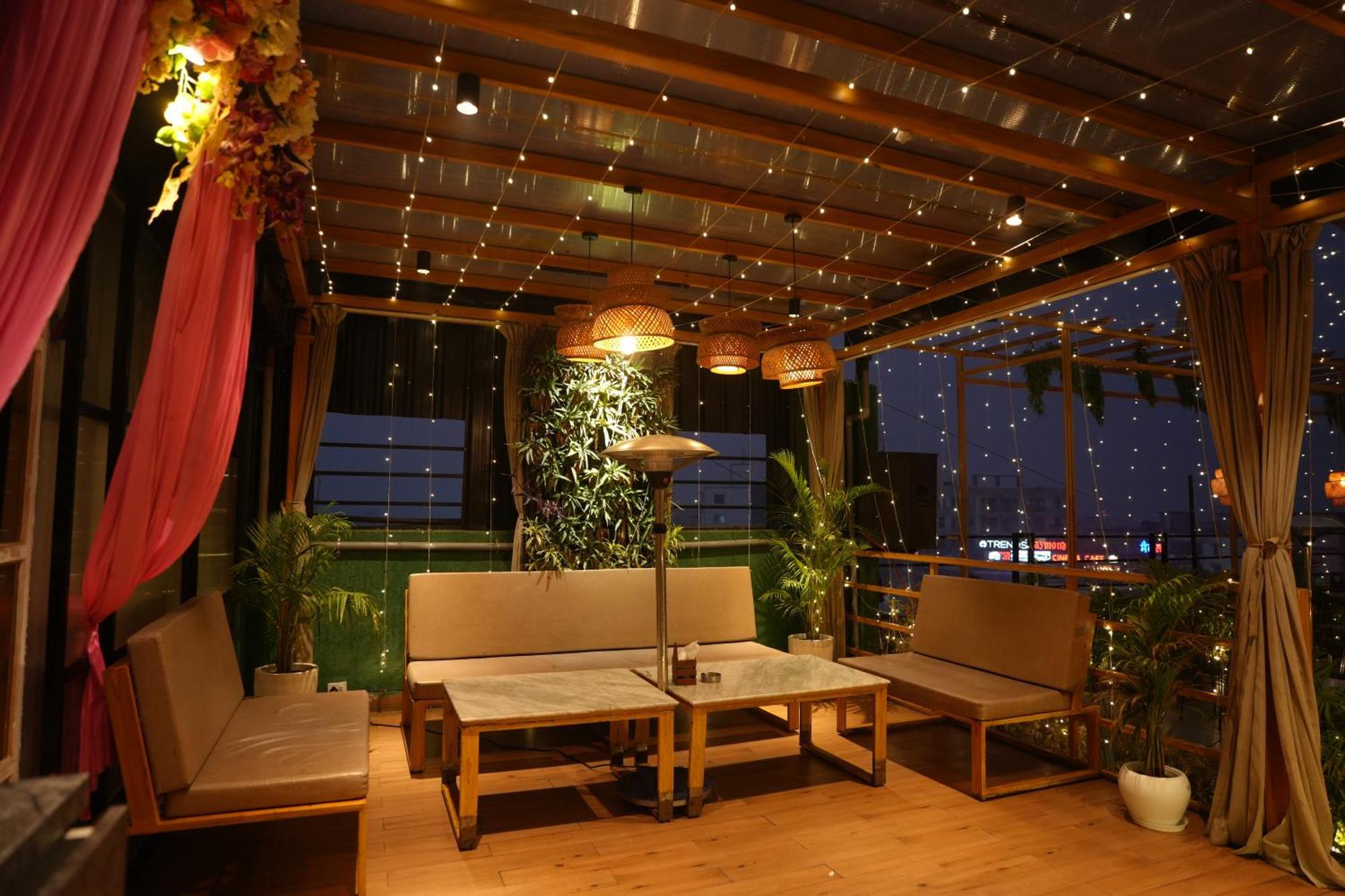 Hotel Silkhouse Premier Danapur Bagian luar foto