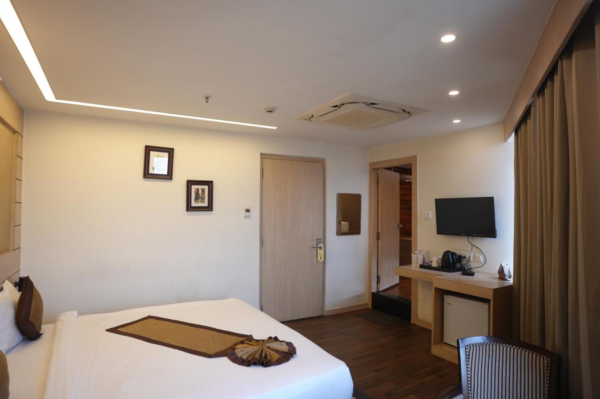 Hotel Silkhouse Premier Danapur Bagian luar foto