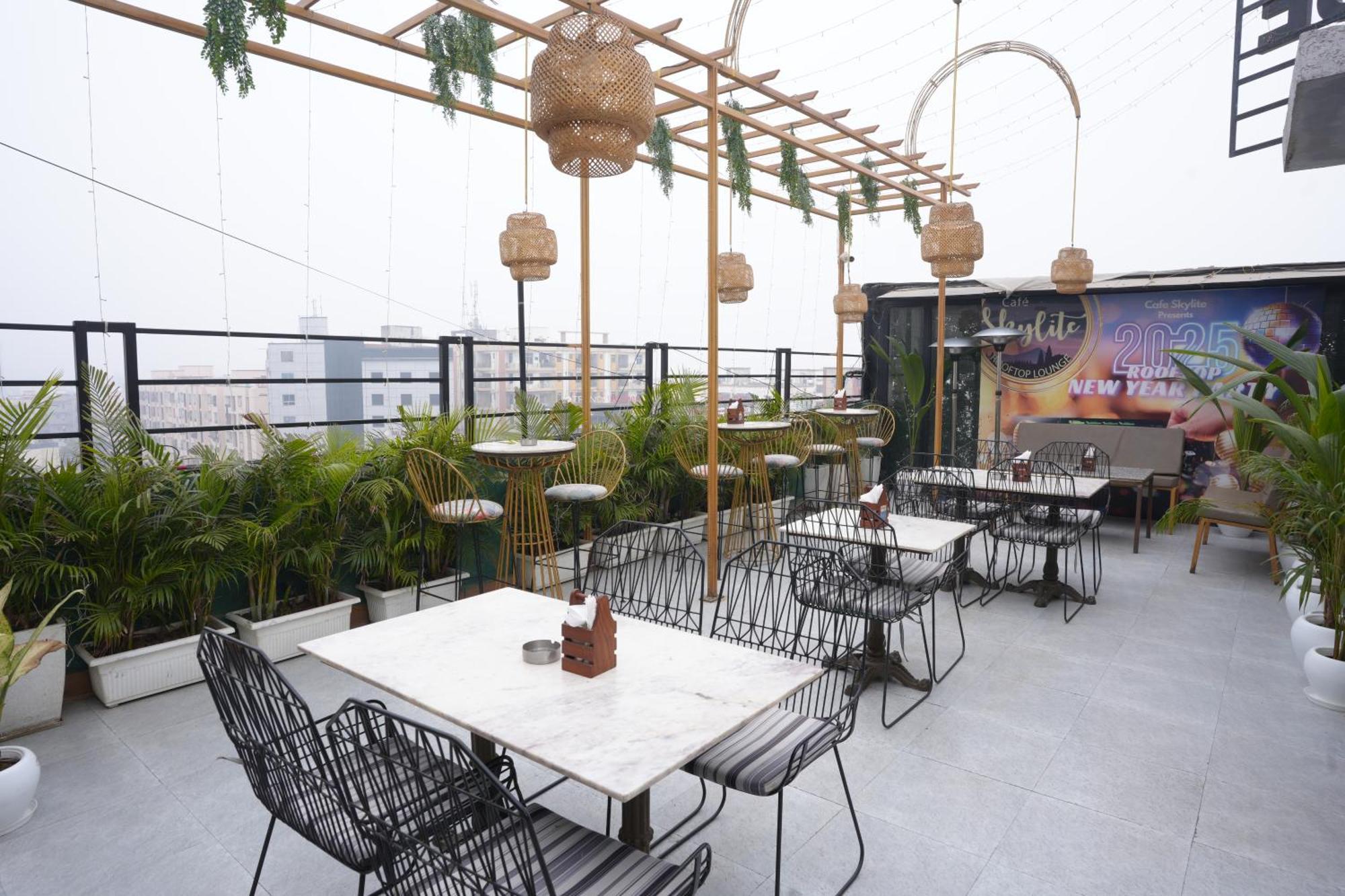 Hotel Silkhouse Premier Danapur Bagian luar foto