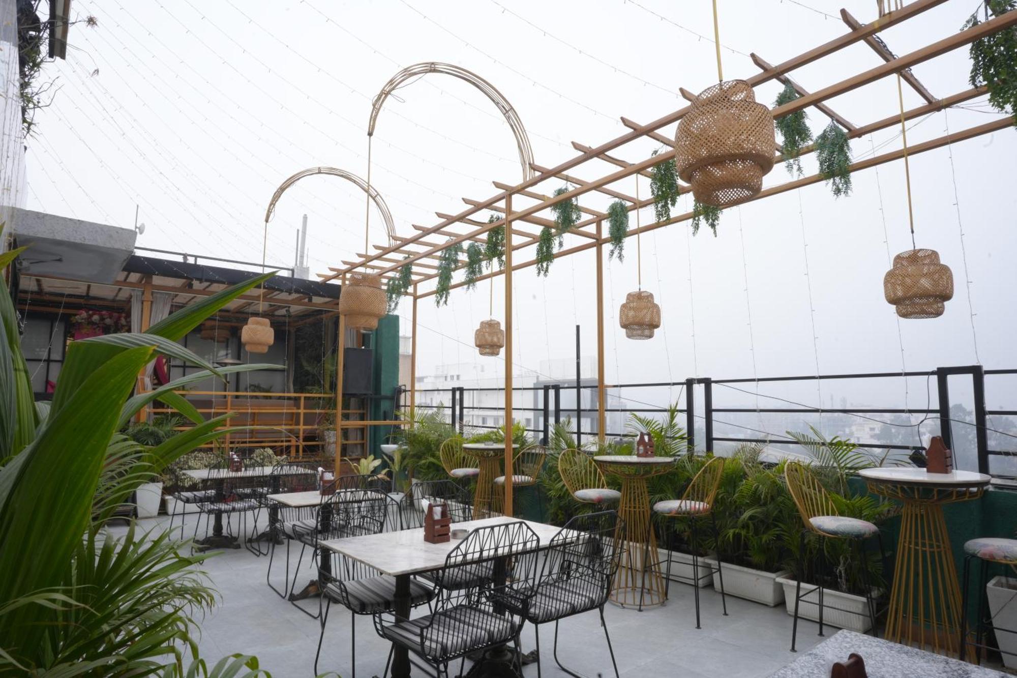 Hotel Silkhouse Premier Danapur Bagian luar foto